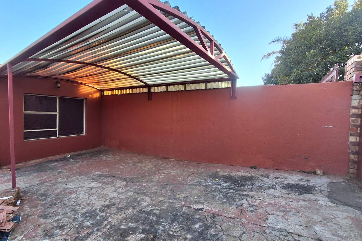 Three bedrooms house for sale in Atteridgeville - Photo 4