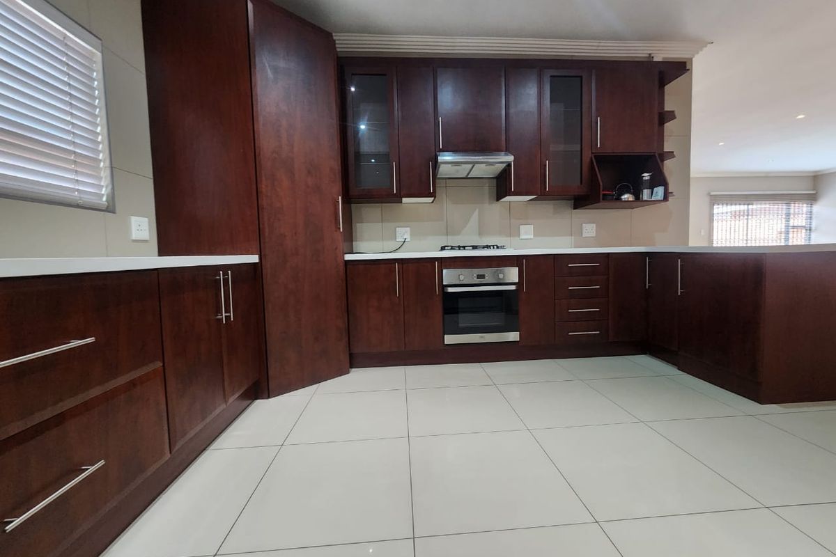 Exclusive Living in New Redruth: Impeccable Full-Title 4 Bedroom Cluster in a Prestigious 4-Unit Complex - Photo 5