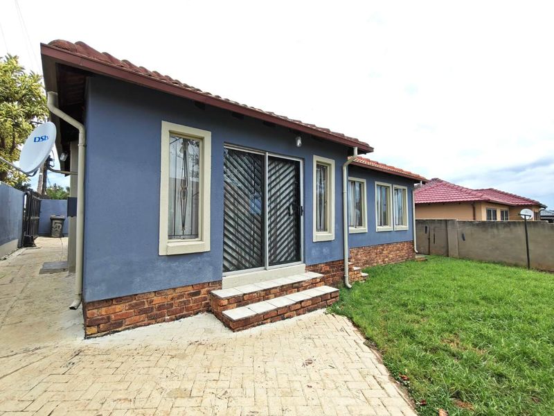 4 Bedroom House for Sale in Cosmo City - Photo 3