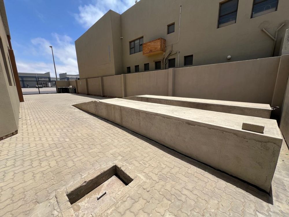 Side entrance 2 with ramp