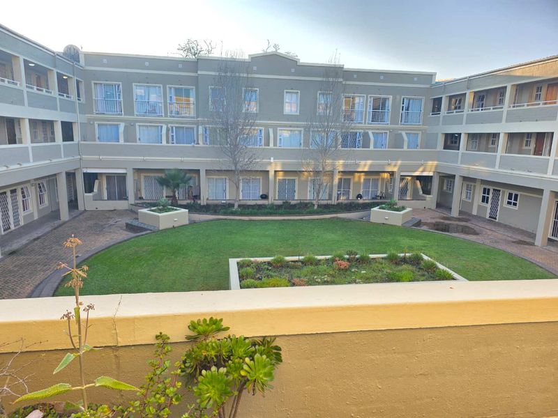 Newly Renovated 4 Bed 2 Bath Apartment open plan living area with kitchenette with 4 Secure Parkings allocated - Photo 5
