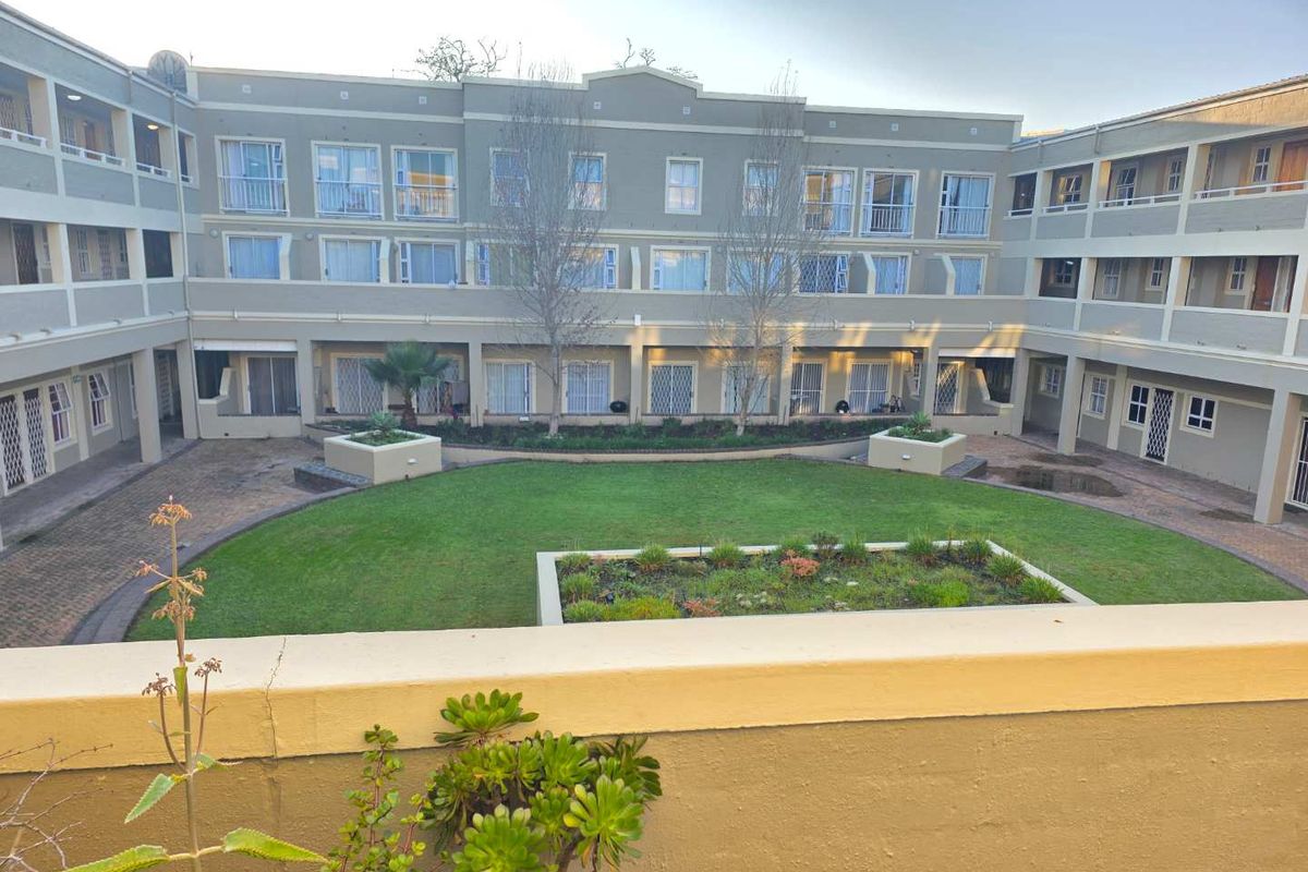 Newly Renovated 4 Bed 2 Bath Apartment open plan living area with kitchenette with 4 Secure Parkings allocated - Photo 5