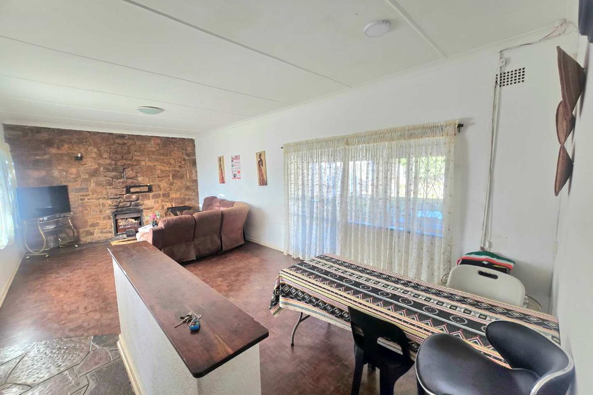 Family home with pool and flatlet - Photo 5