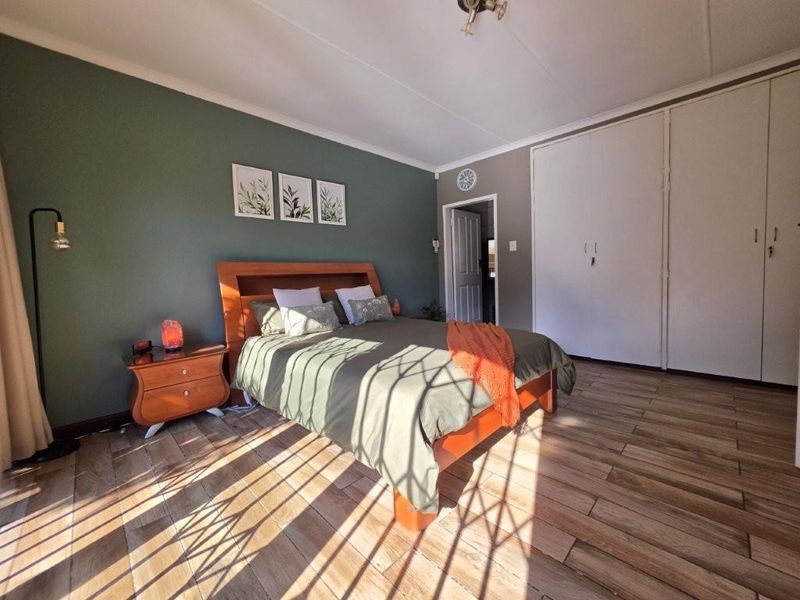 Large Family Home with Flatlet - Photo 10