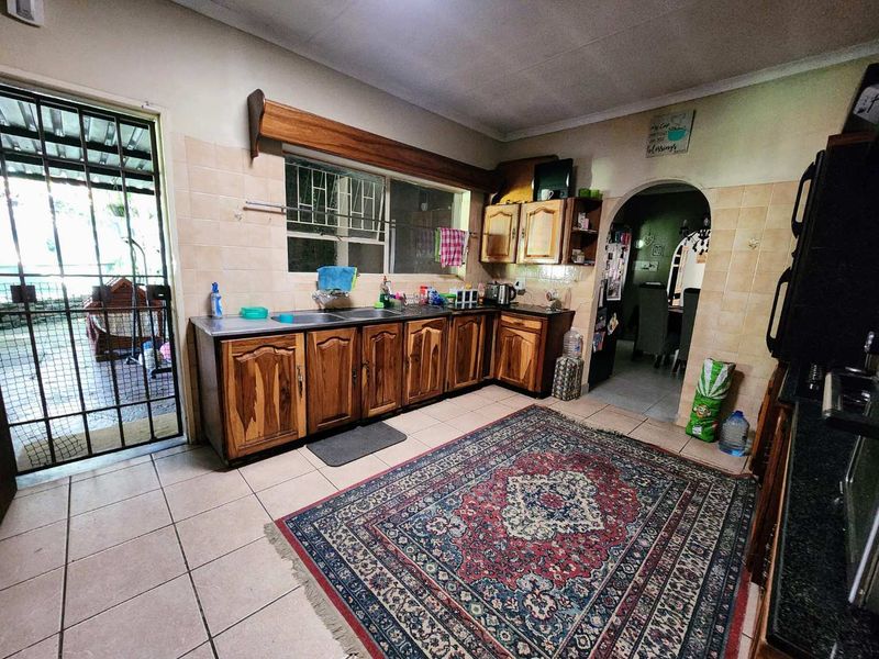 Spacious Family Home with Income-Generating Flatlet - Photo 3