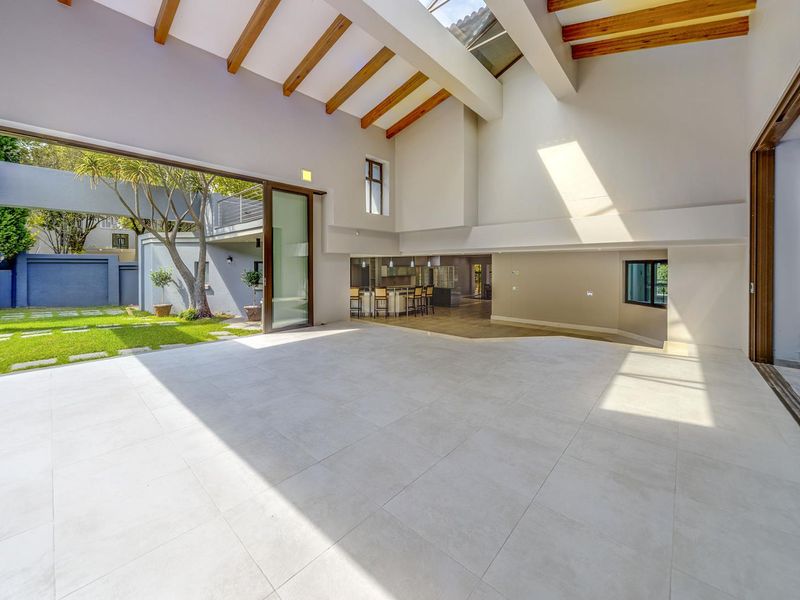 SOPHISTICATED ENTERTAINER IN WOODHILL ESTATE - Photo 6