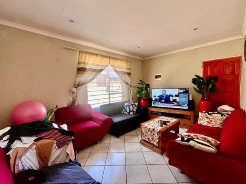 Family Home For Sale - Photo 7