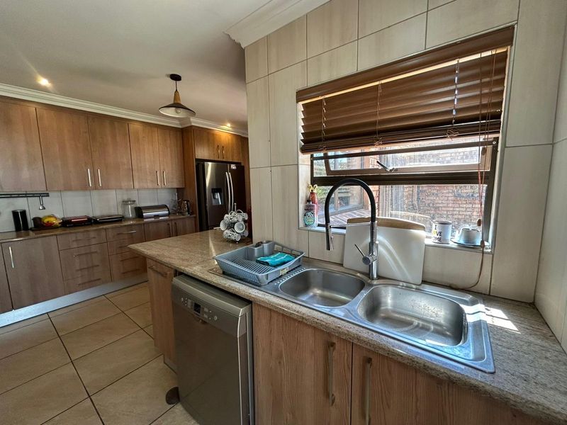 Stunning 5-Bedroom Luxury Home with Business Potential in Benoni AH - Photo 8