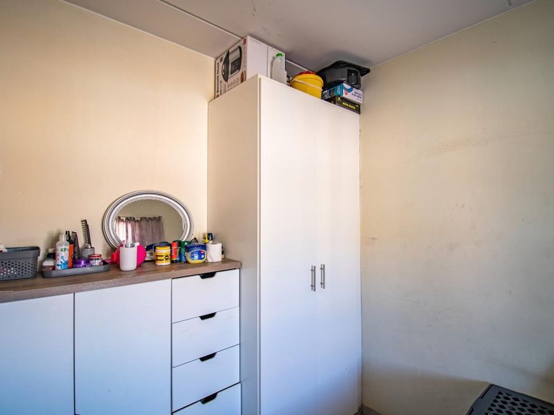 Charming 2-Bedroom with Easy Access to Shops & Transit - Photo 6