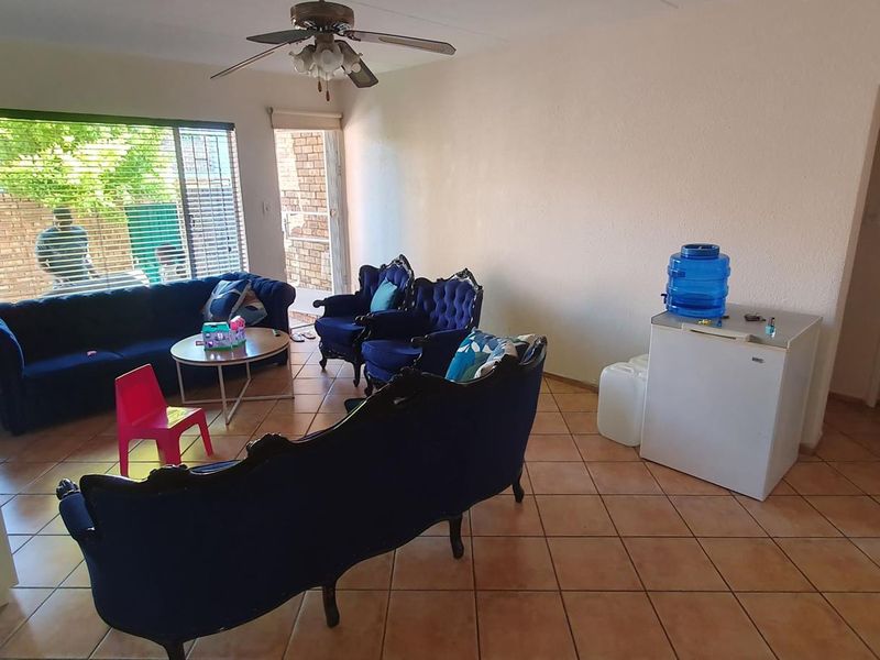 2 Bedroom Townhouse in a Secure Complex with double lock up garages - Photo 6