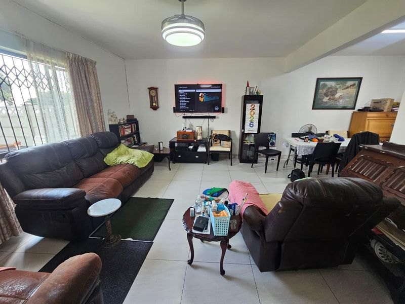 Bright and spacious 3-bedroom unit available in a very popular area on the Bluff! - Photo 3