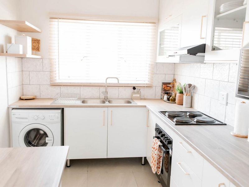 Modern Fully Furnished 2-Bedroom Apartment To Let - Photo 10