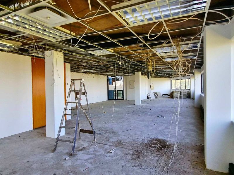 200m2 office to let in La Lucia Ridge office belt. Fitout-ready shell with sea views, generator, 10 basement bays. Occupation: Sept 2025. - Photo 9