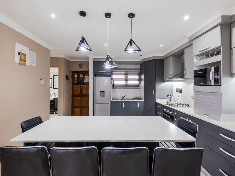 Modern pet friendly simplex - Photo 4