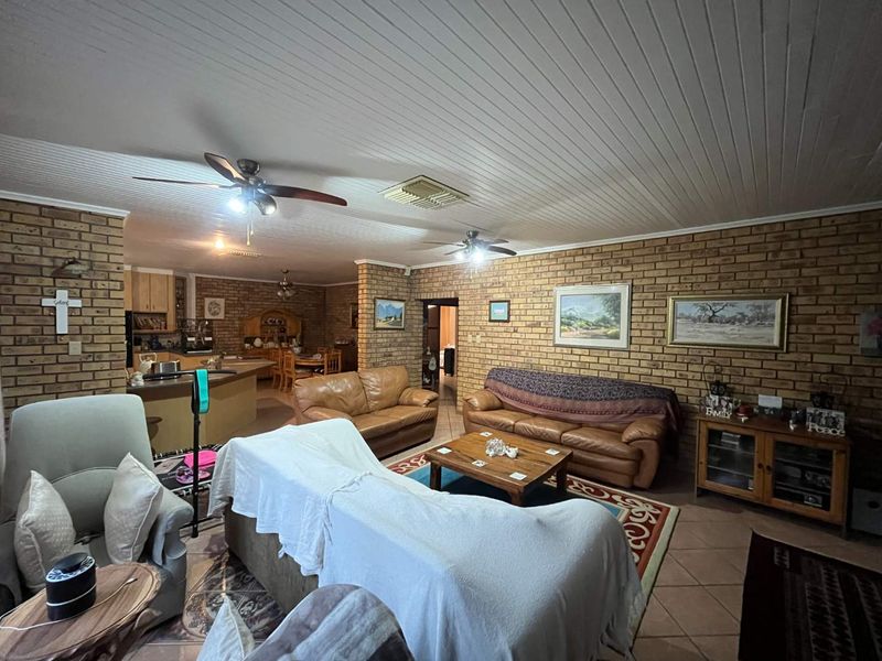 Sturdy, Low-Maintenance Family Home in an Extremely Popular Area - Photo 4