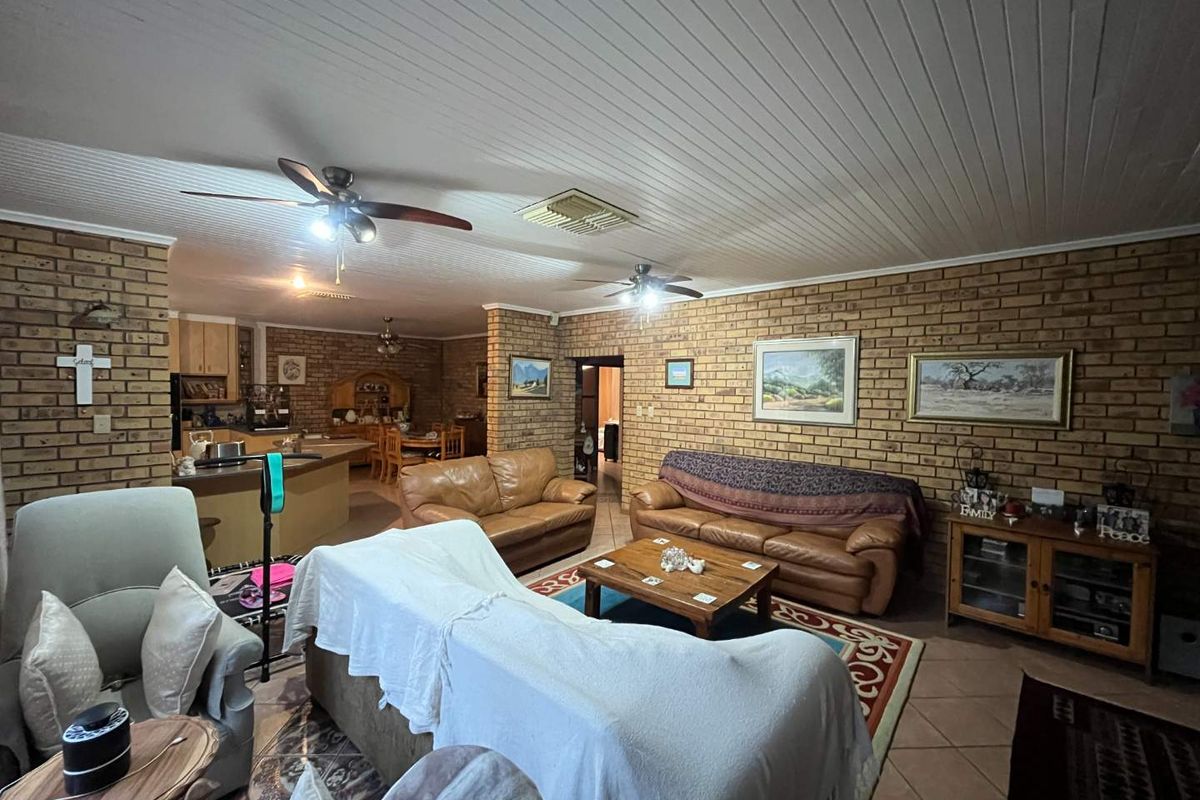 Sturdy, Low-Maintenance Family Home in an Extremely Popular Area - Photo 4