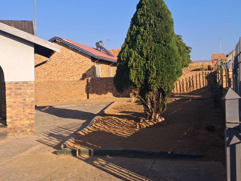 IMMACULATE HOME - Photo 3