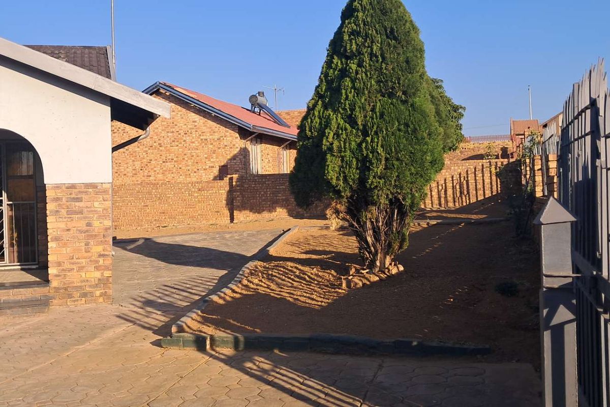 IMMACULATE HOME - Photo 3