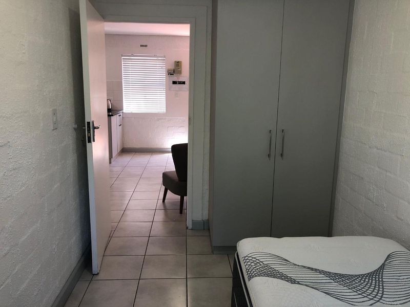 Beautifully renovated and furnished 2 Bed 1 Bath Apartment open plan living area with kitchenette - Photo 7