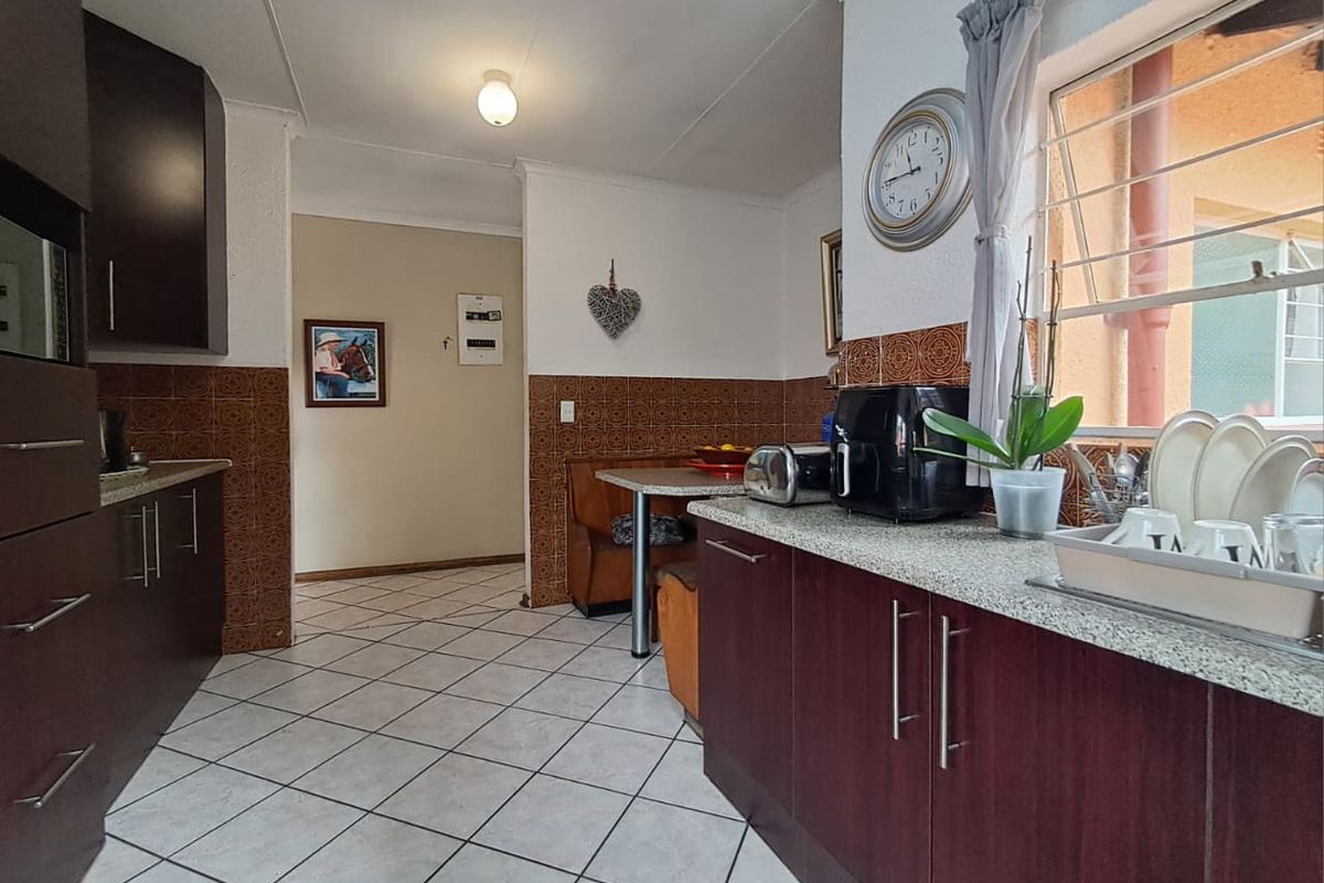 3 Bedroom House for Sale in Brackenhurst - Photo 5