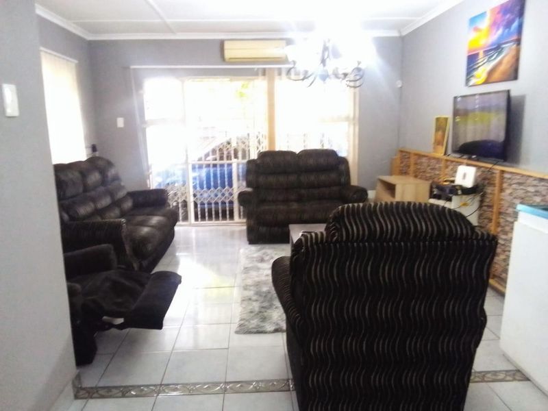 SPACIOUS, LOW-MAINTENANCE HOME WITH GRANNY FLAT IN A QUIET, FRIENDLY NEIGHBOURHOOD - Photo 5