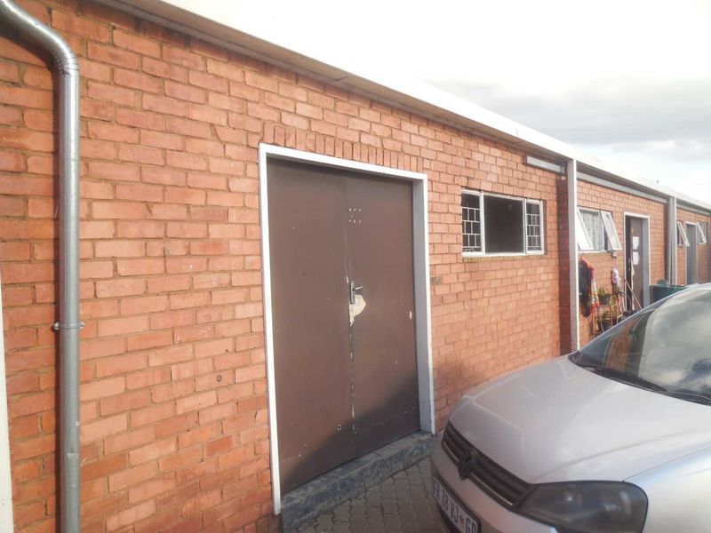 Room Available - Photo 5