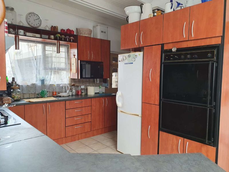 "Spacious 4-Bed Home with 3 En-Suites & Braai Area!" - Photo 8