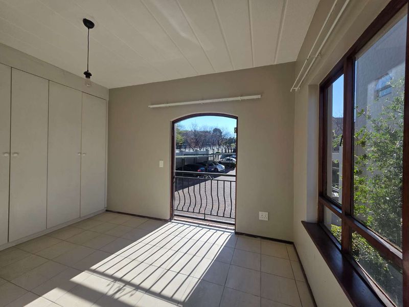 Loft Apartment with Stunning Views in Paulshof - Photo 7