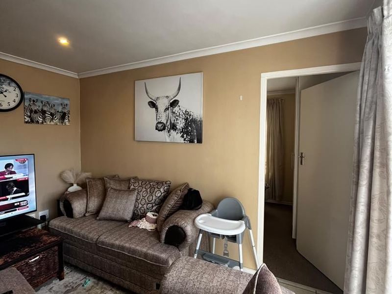 Modern & Secure 2-Bedroom Townhouse for Comfortable Living - Photo 5