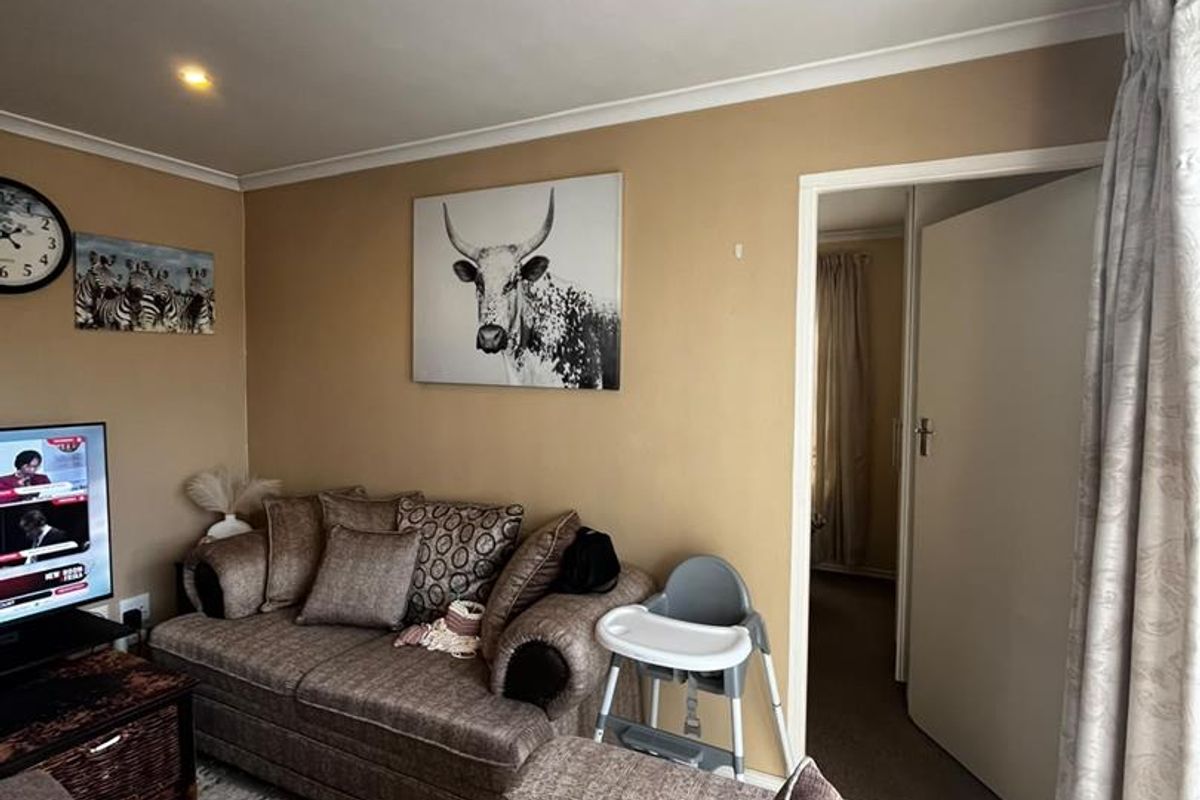 Modern & Secure 2-Bedroom Townhouse for Comfortable Living - Photo 5