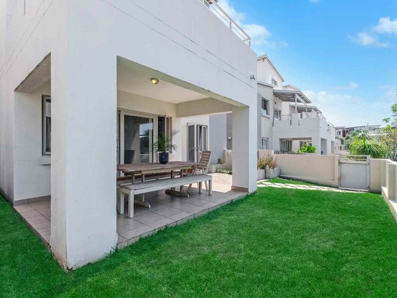 ELEGANTLY DESIGNED UNIT IN A PRIME LOCATION WITH TGE ADDED BENEFIT OF A DOUBLE GARAGE ! - Photo 8