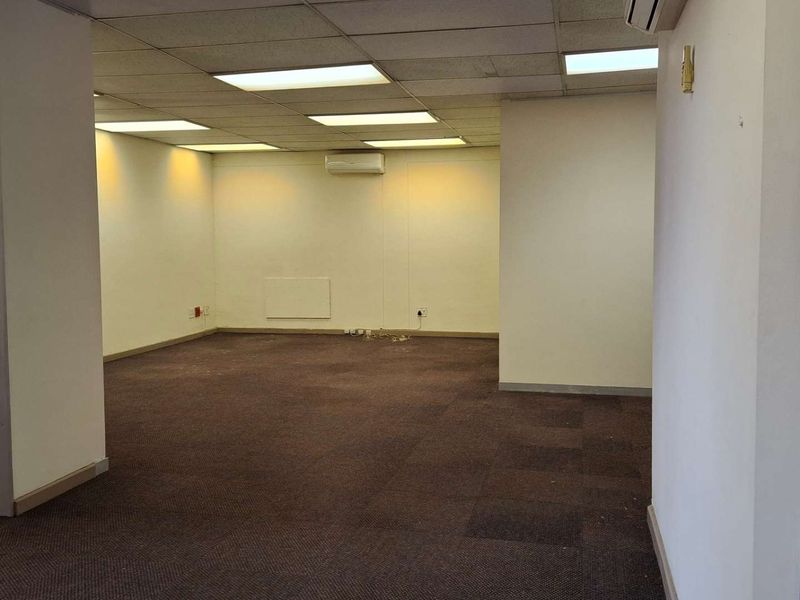 Prime Office Space Available: Ideal for Your Business Needs - Photo 7