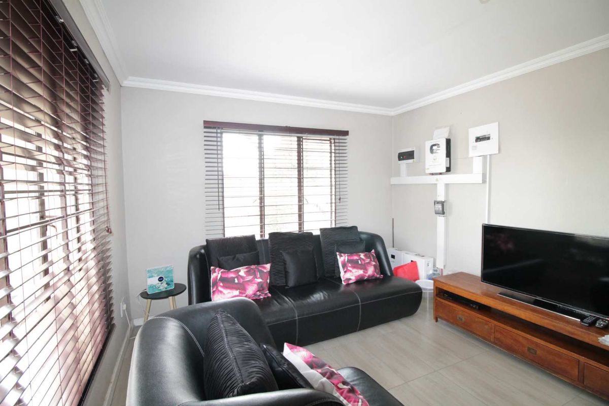 4 Bedroom house for sale in Cosmo City - Photo 5