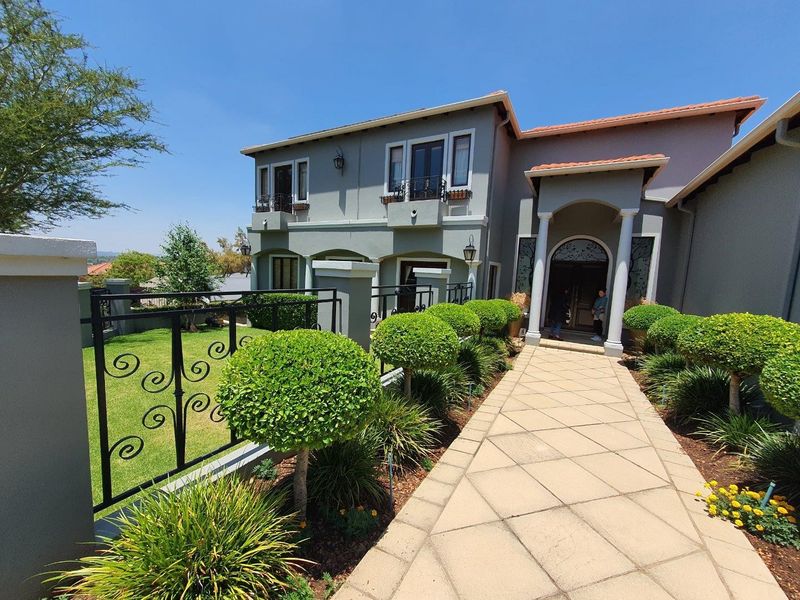 Elegant Family Living in the Prestigious Featherbrooke Estate - Photo 1
