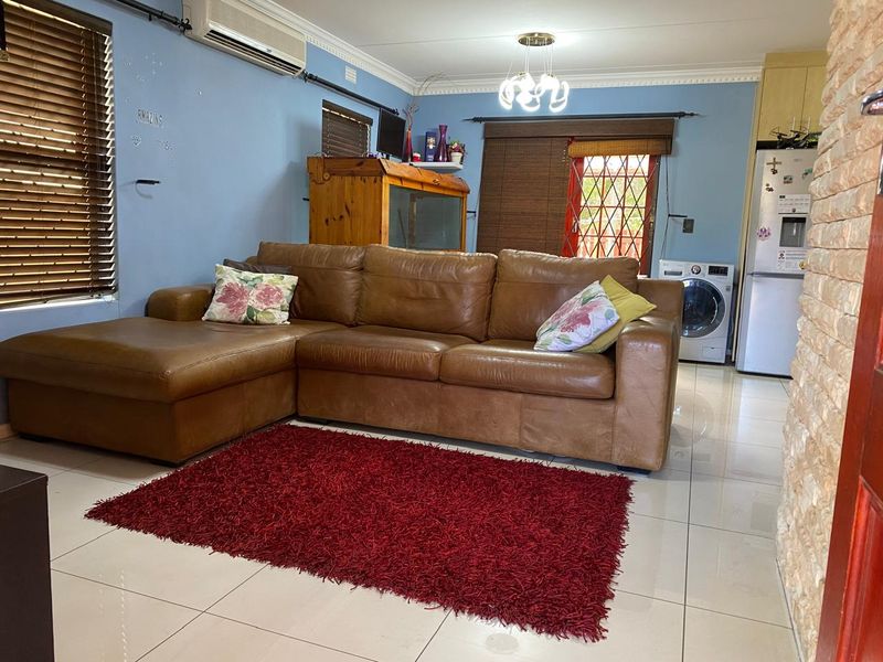 Stunning 4-Bedroom Duplex in Sought-After Bardale Village - Photo 2