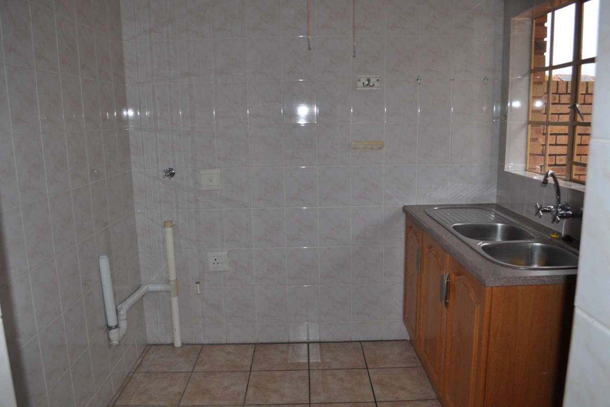 SPECIOUS HOME FOR SALE IN RENAISSANCE RETIRMENT VILLAGE - Photo 5