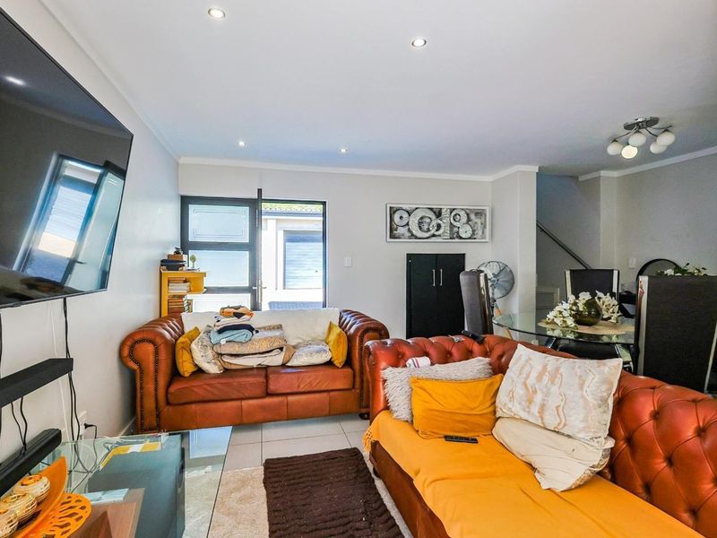 Spacious 2-Bedroom, 2-Bathroom Duplex in Equestria - Photo 6