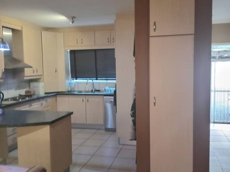 Olympia cottage-type town house with larger garden - Photo 4