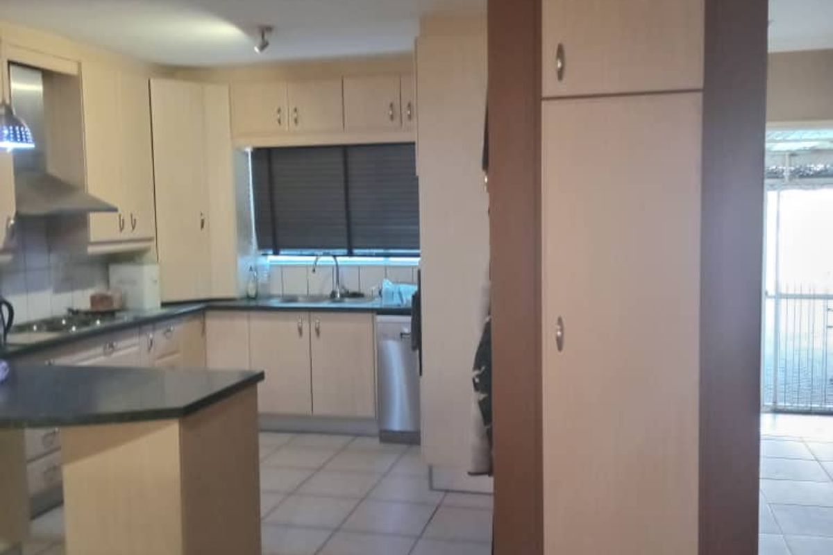 Olympia cottage-type town house with larger garden - Photo 4