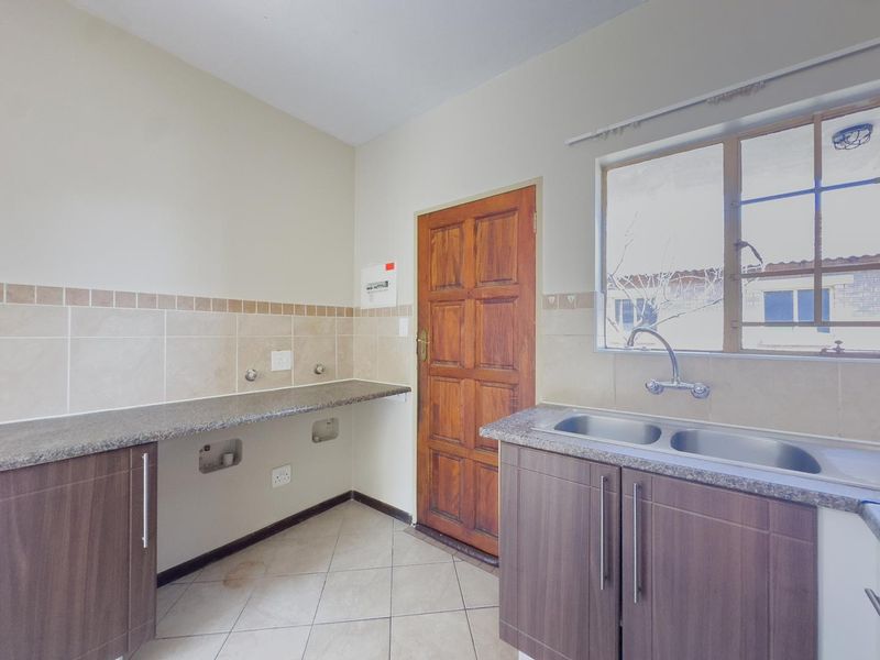 2 Bedroom Townhouse with Private Garden - Photo 9