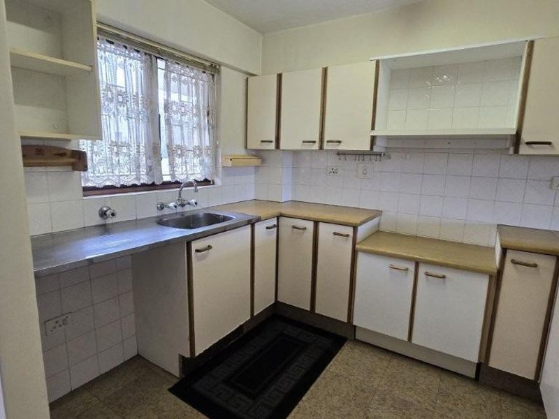 UNIQUIE (94 SQM) (1ST FLOOR FLAT) WITH 2 LOUNGES, OPEN BALCONY &amp; GARAGE. - Photo 10