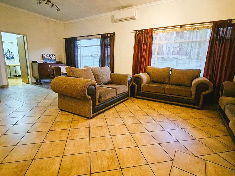 Versatile Family Home with Private Flat - Photo 4