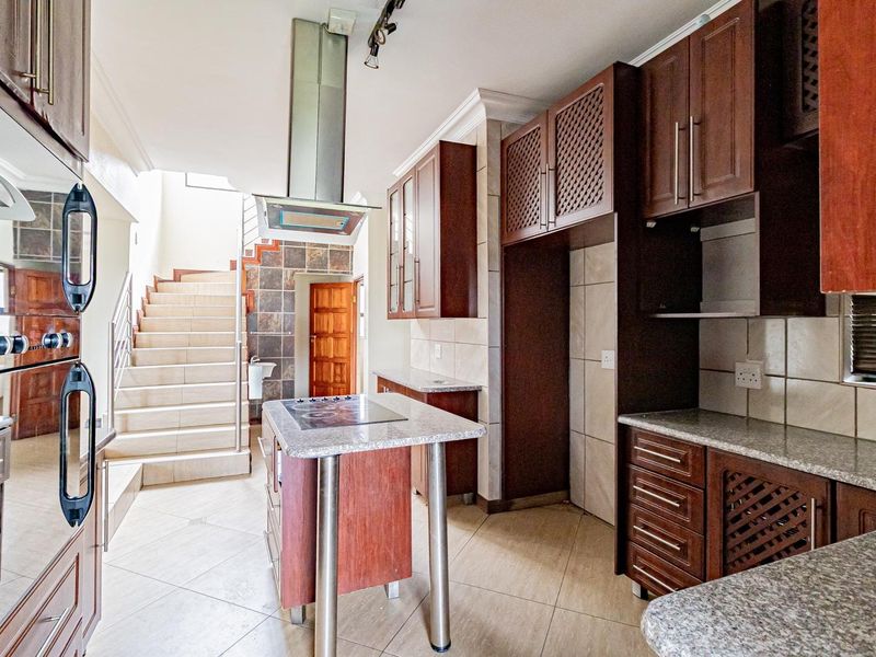 5 Bedroom Double Storey Family Home With pool,Solar & Exceptional Entertainment Spaces - Photo 3