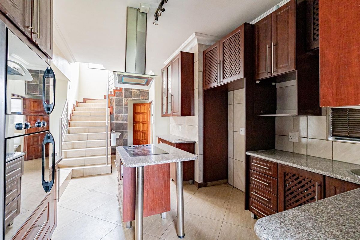 5 Bedroom Double Storey Family Home With pool,Solar & Exceptional Entertainment Spaces - Photo 3
