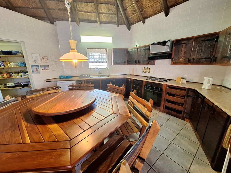 Elegant Main House with Three Luxury Cottages - Photo 3