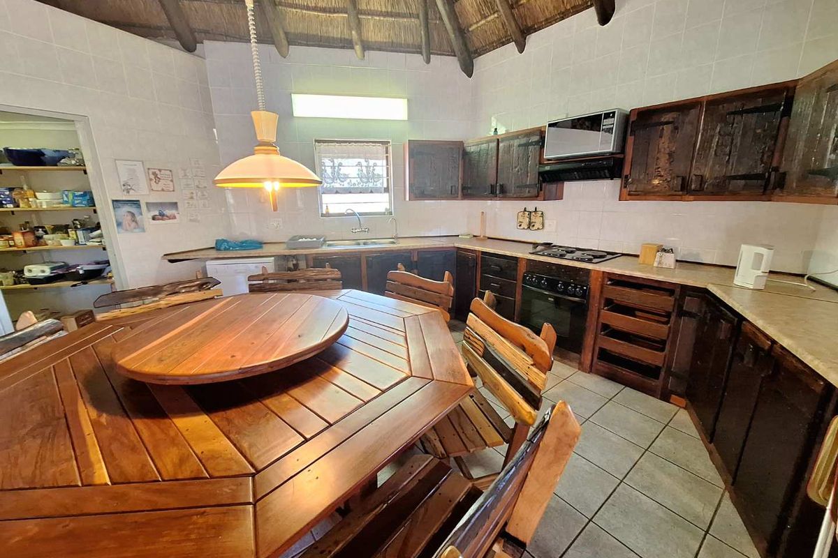 Elegant Main House with Three Luxury Cottages - Photo 3