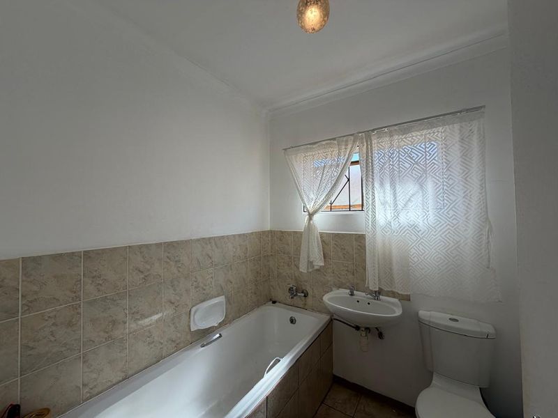 FOR SALE: CHARMING 2-BEDROOM UNIT WITH LOW LEVIES & MODERN COMFORT, MONDESA,NAMIBIA - Photo 10