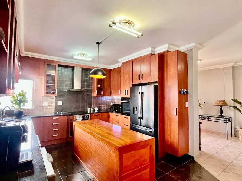 Spacious 5-Bedroom Family Home with En-Suite bathrooms & Exceptional Entertaining Areas - Photo 7