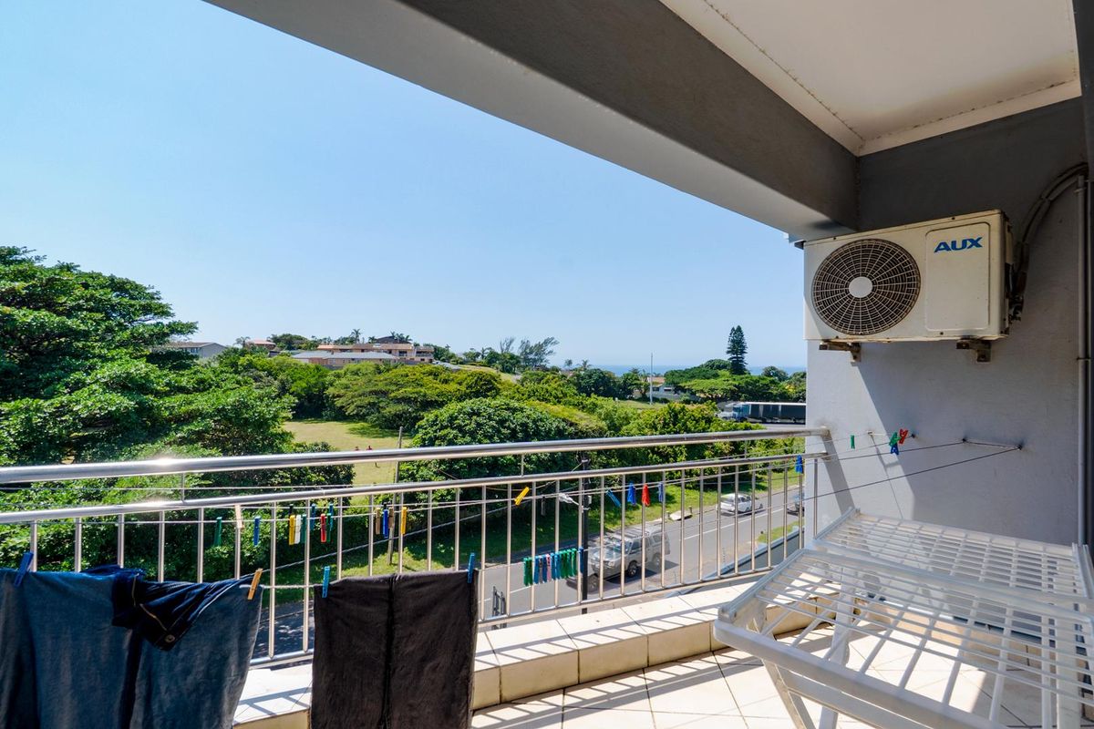 Spacious modern unit with open balcony - Photo 5