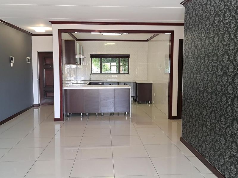 3 Bedroom 2 Bathroom Executive Apartment - Photo 10